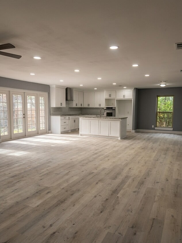 Building Photo - 671 Springhill Dr