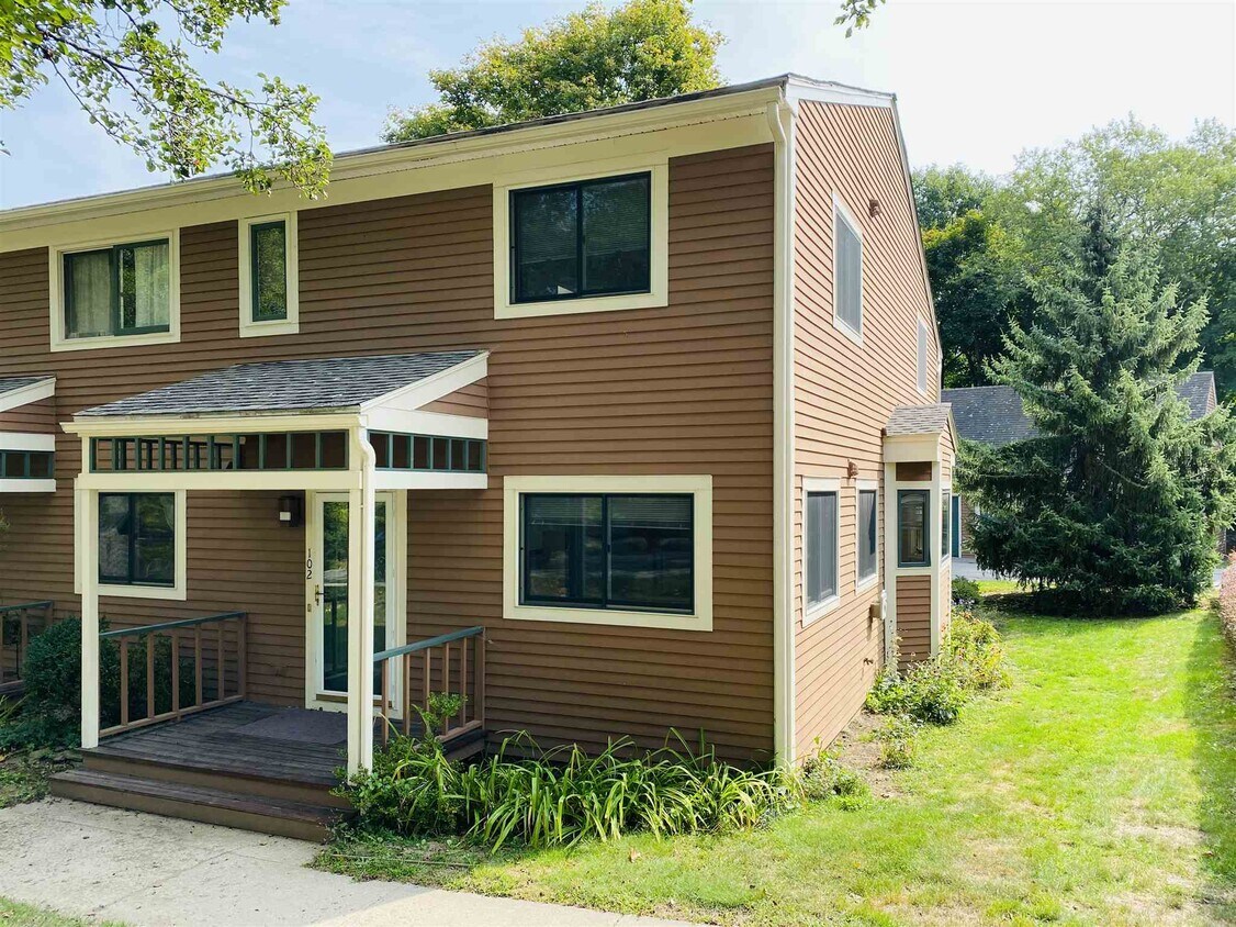 Primary Photo - 102 Spinnaker Way