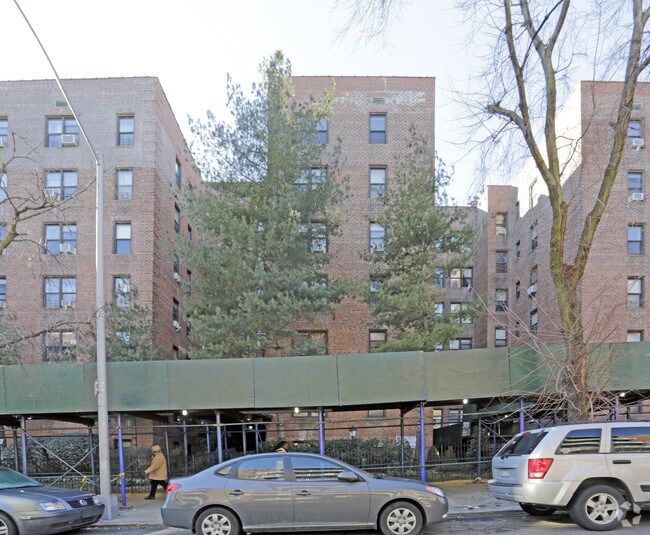 Foto del edificio - 83-30 118th St