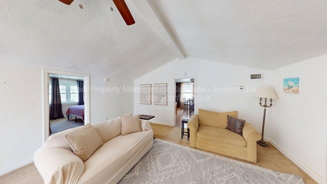 Foto del edificio - 229 W 10th St