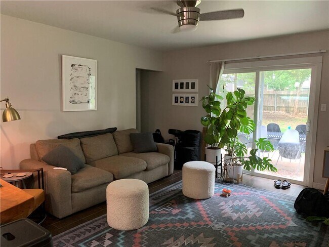 Foto del edificio - 8101 Rockwood Ln