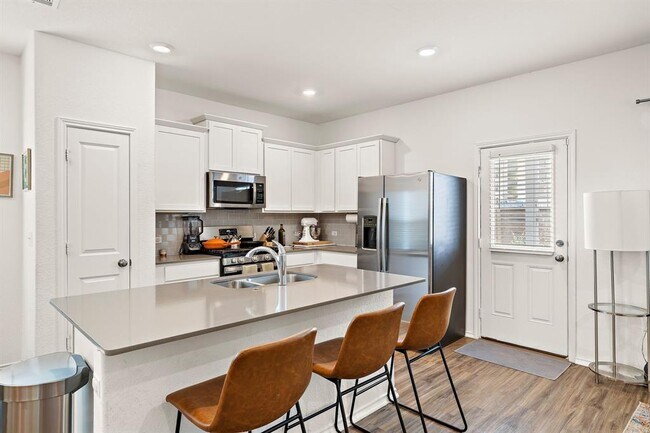 Foto del edificio - 7104 Dancing Wind Ln