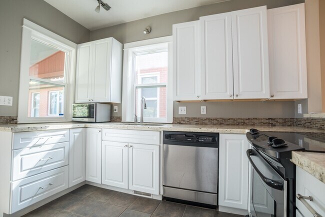 Building Photo - $0 DEPOSIT OPTION. CHARMING BUNGALOW WITH MODERN UPGRADES AND PRIME DENVER LOCATION!