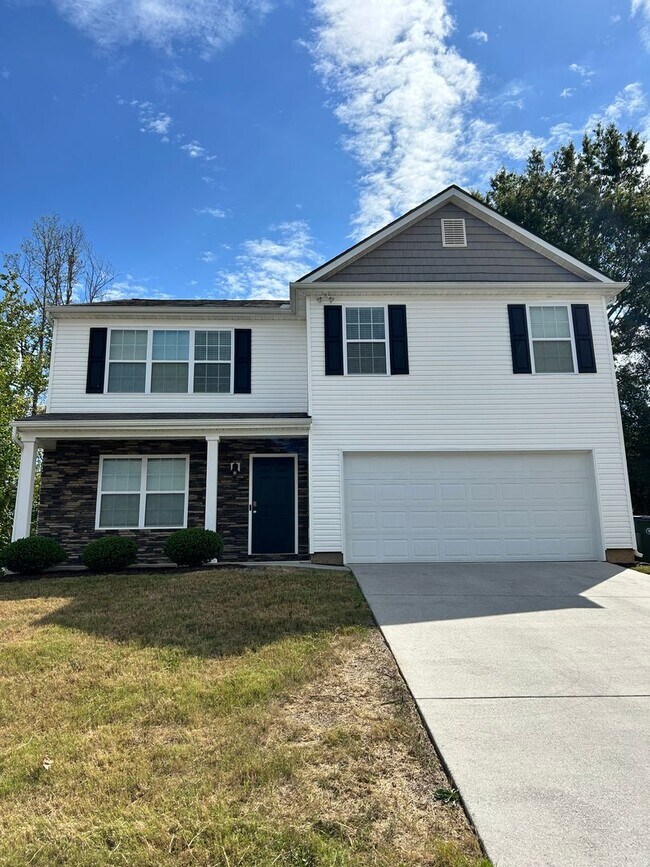 Building Photo - 5 bed, 3 bath, 2 car garage, and locate in...