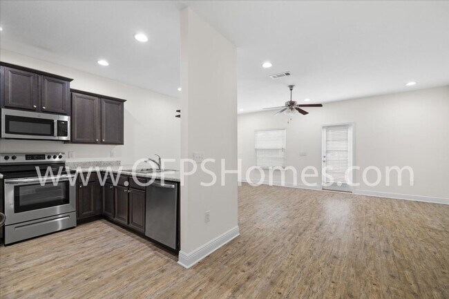 Building Photo - South Crestview Townhouse Available January 19th!