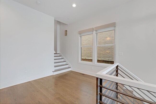 Building Photo - 206 S 10th St