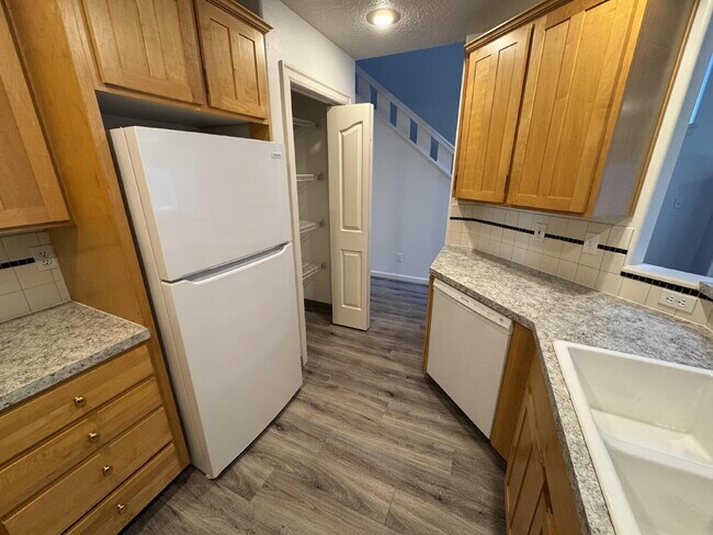 Foto del edificio - 2 Bedroom / 1.5 Bathroom, Duplex unit Close to Powell Butte Nature Park
