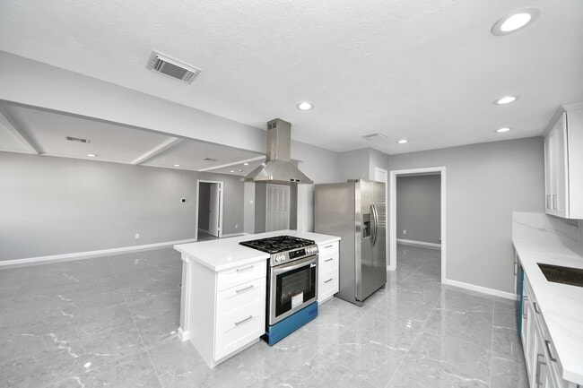 Building Photo - 9222 Sharpview Dr