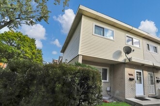 Building Photo - 4843 Elm St
