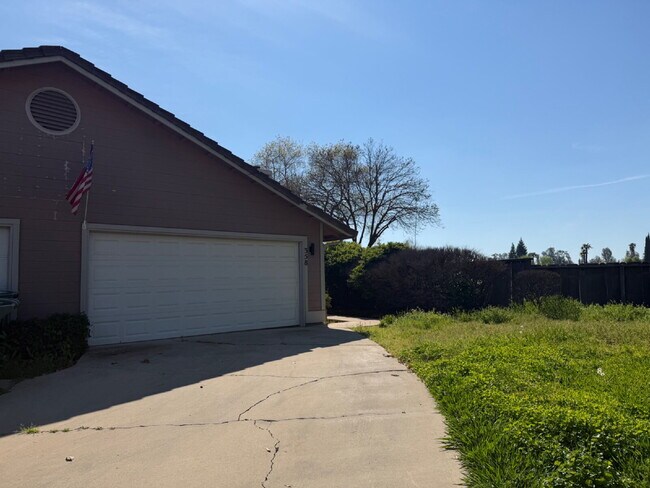Foto del edificio - Charming 2-Bed, 2-Bath Haven in Merced!