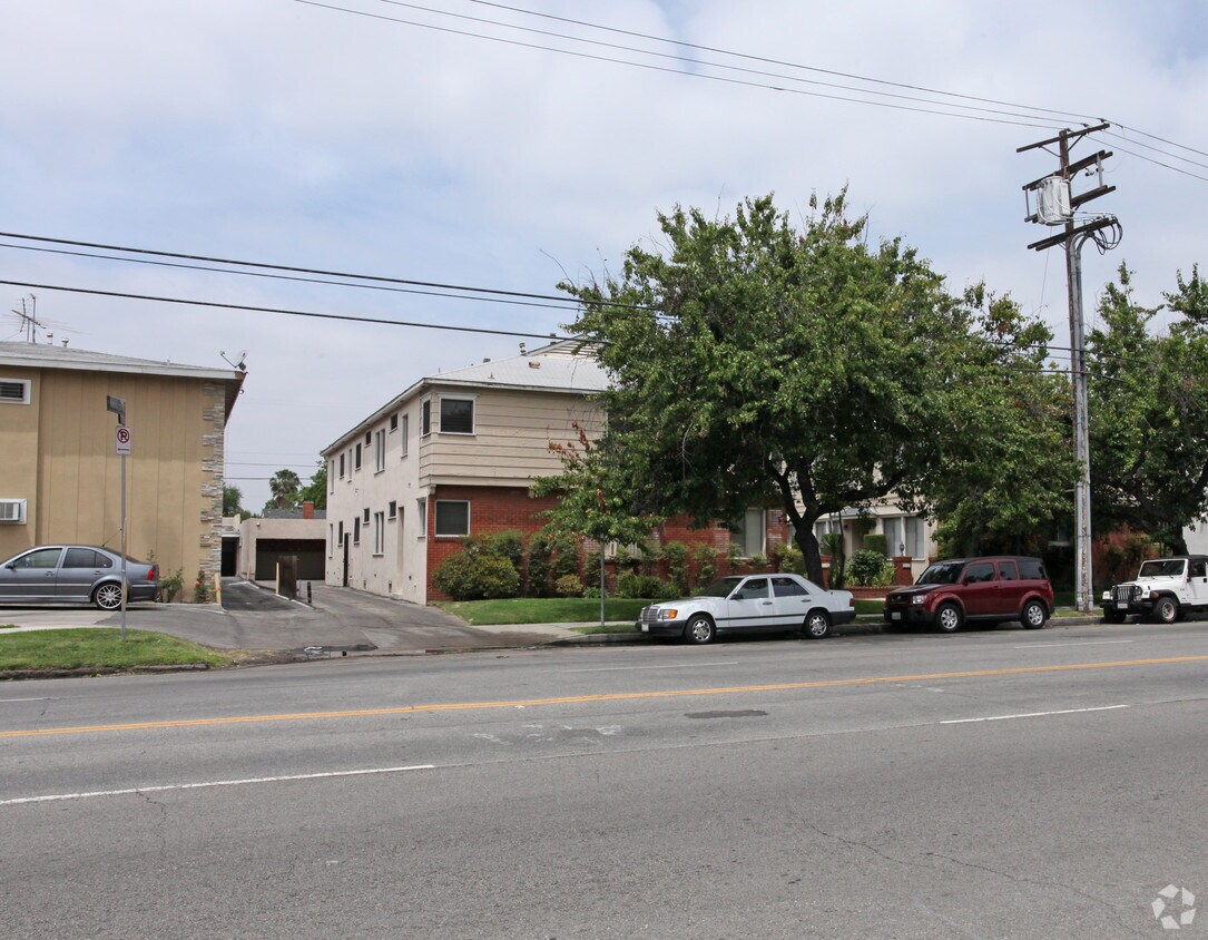 Foto principal - 5309-5315 Whitsett Ave
