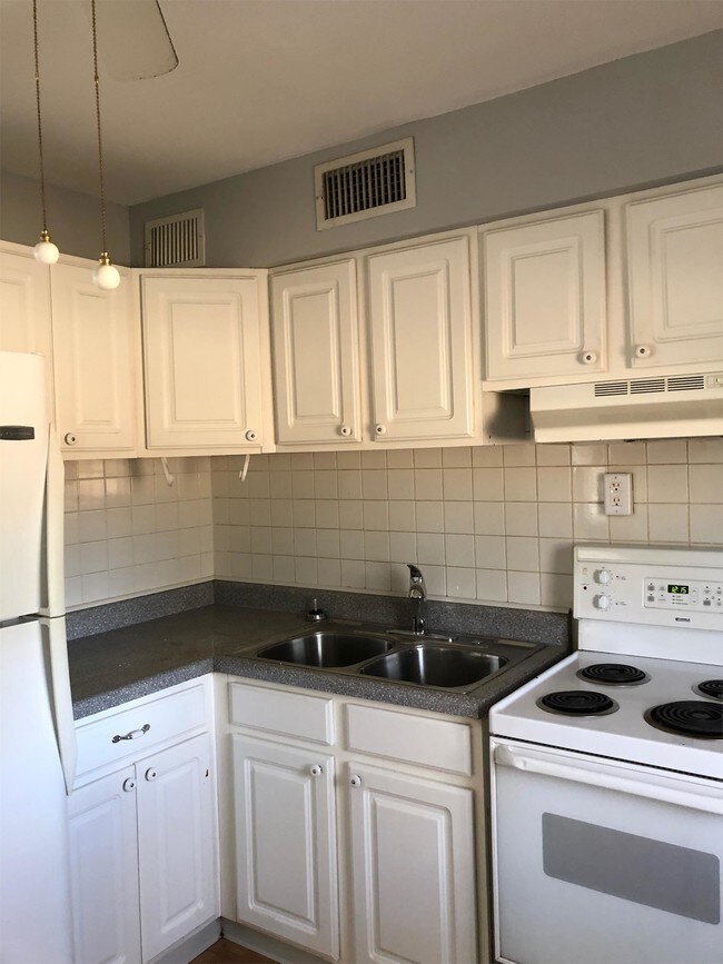 Building Photo - 445 Hillcrest Blvd