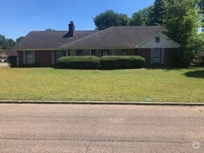 Building Photo - 923 Elderberry St
