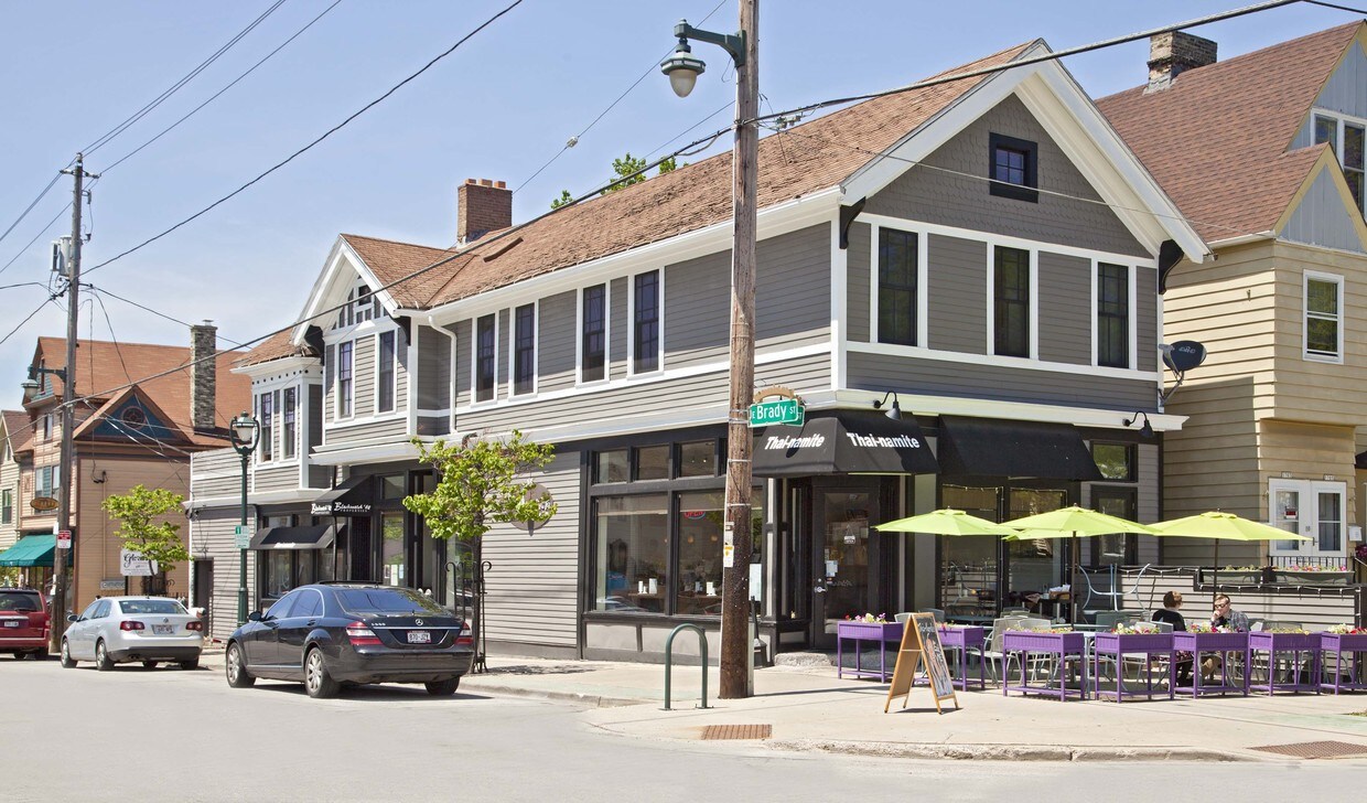 the apt is the entire second floor - 928 E Brady St