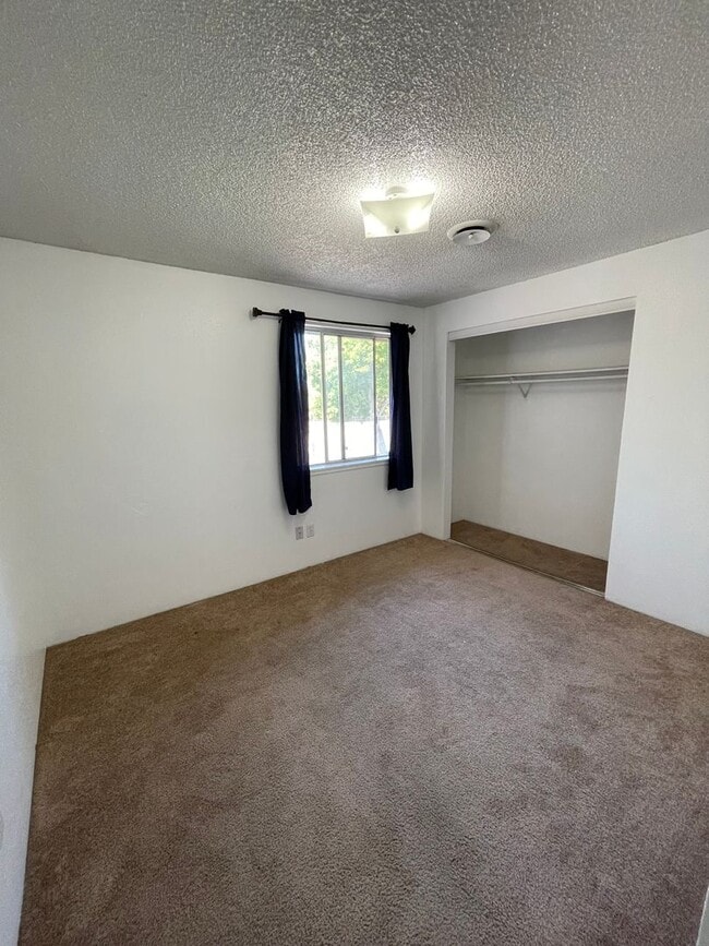 Building Photo - 3 bed 1 bath upstairs apartment with deck ...