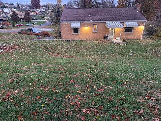 BACK YARD - 2 Hodgkiss Dr