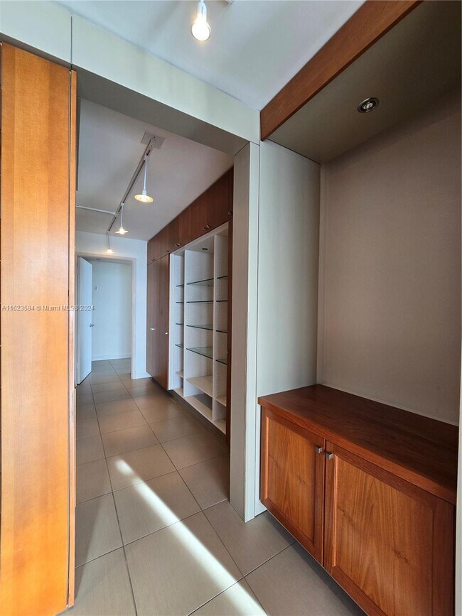 Foto del edificio - 600 NE 36th St