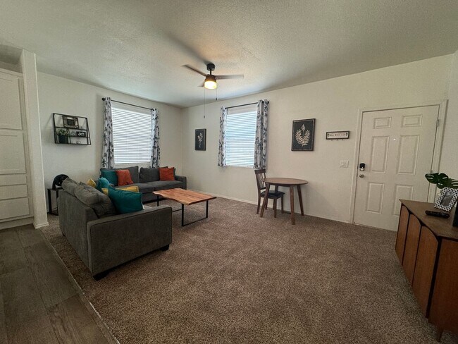 Foto del edificio - 3 Bedroom Fully Furnished  Custom Build ne...