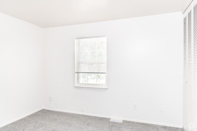 2 habitaciones, 1 baño - 560 pies cuadrados - Dormitorio - Southgate Manor Apartments