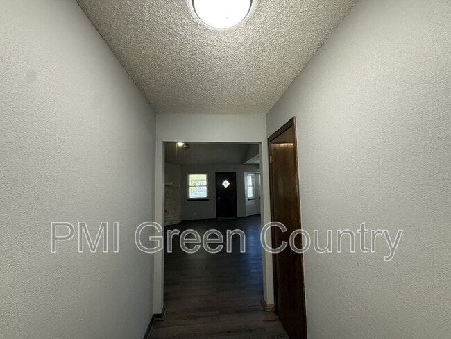 Building Photo - 4708 S Maple Ave