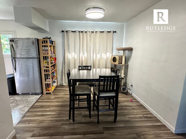 Foto del edificio - Charming 2 Bed/1 Bath Duplex with Garage –...