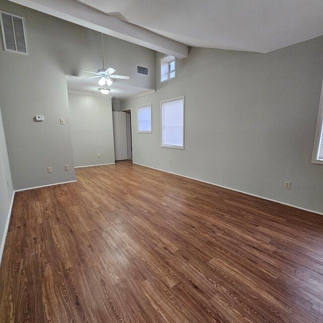 Living Room w/Vaulted Ceiling - 10100 Galway Dr