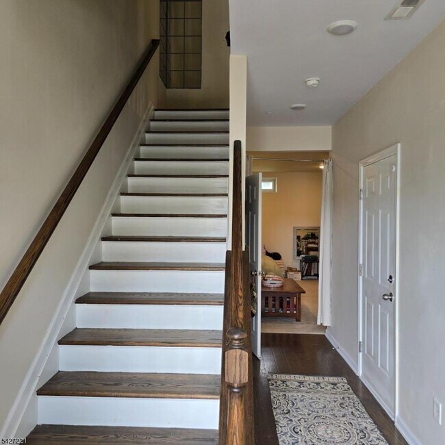 Foto del edificio - 76 Albert Ct