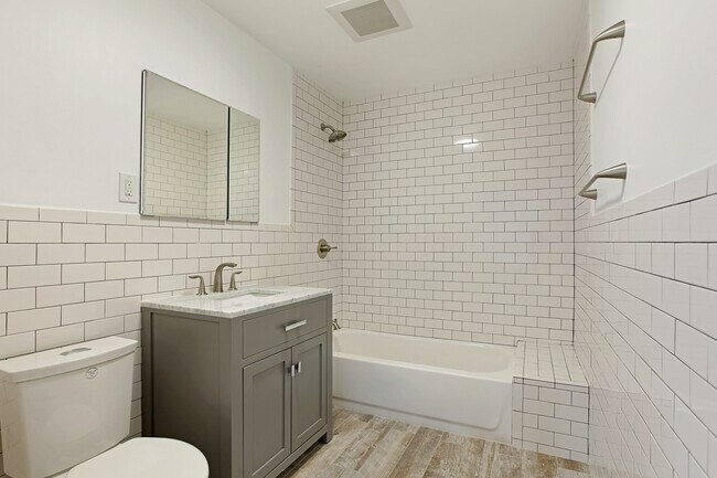 Foto del edificio - Big 2 Bedroom+ w/Deck & Backyard