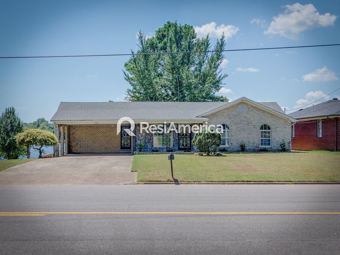 Primary Photo - 3BR/2B Renovated Lake House Available For ...