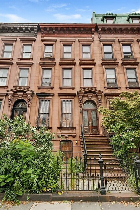 Facade - 296 Washington Ave