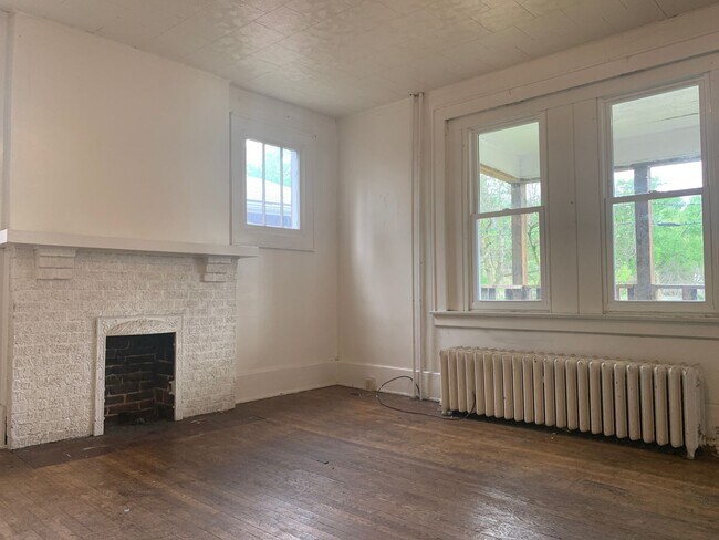 Building Photo - Large House - 5 Bedroom - Downtown - Avail...