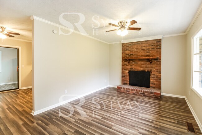 Foto del edificio - Enjoy living the good life in this 4 BR, 3 BA brick rancher