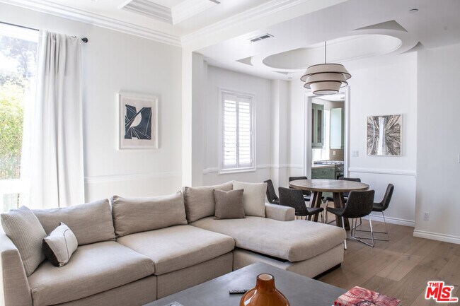 Foto del edificio - 8655 Hillside Ave