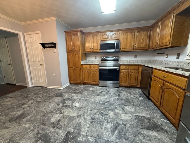 Building Photo - Welcome to this stunning 3-bedroom, 2.5-ba...