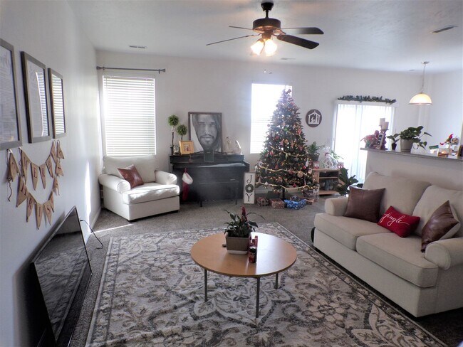 Building Photo - Impressive Remodeled 2 Bed 2 Bath Townhome