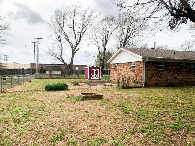 Building Photo - 3 Bed, 2 Bath Home with Charming Porch and...