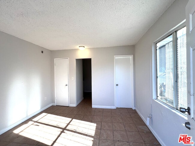 Building Photo - 823 E 111th Dr