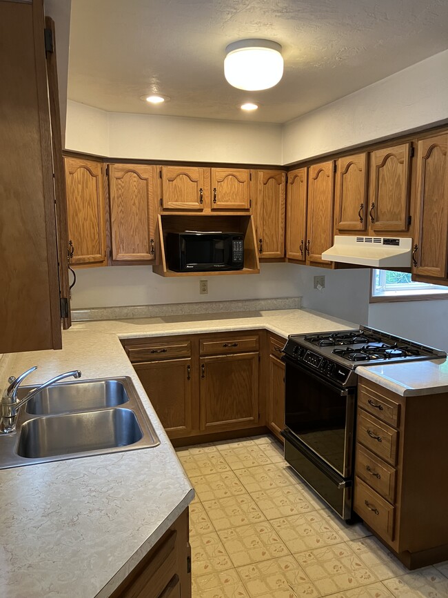 Kitchen - 1281 Lakewood Ave