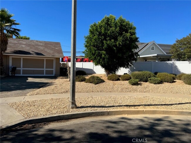 Building Photo - 421 Royal Cir