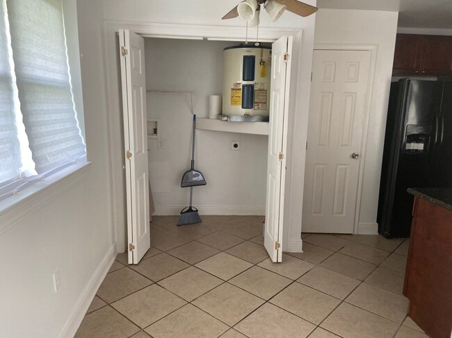 Utility room with washer/dryer hookups - 317 E Magnolia Dr