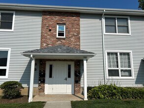 Building Photo - 60 Carriage Path S