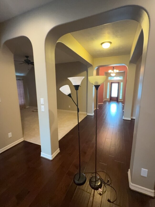 Foto del edificio - 8211 Mattwood Dr