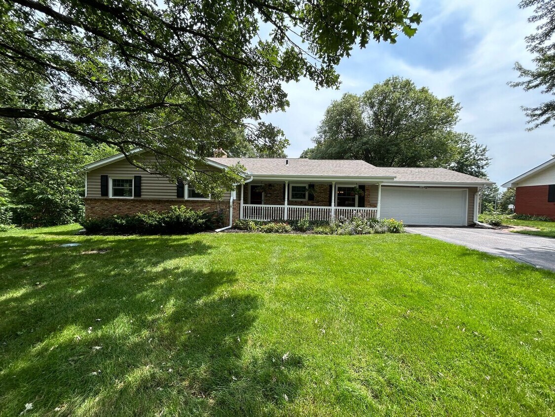 Primary Photo - Furnished 3 Bedroom With Tons of Space!!