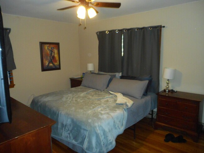 Large Bedroom - 30 Park St