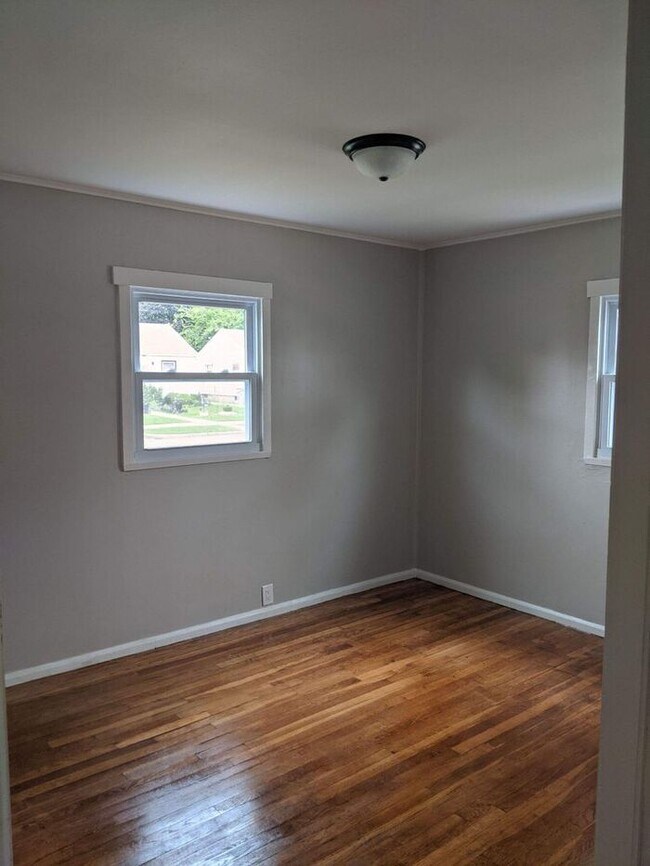 Building Photo - 3 bedroom Single Family Home