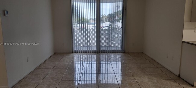 Foto del edificio - 484 NW 165th St