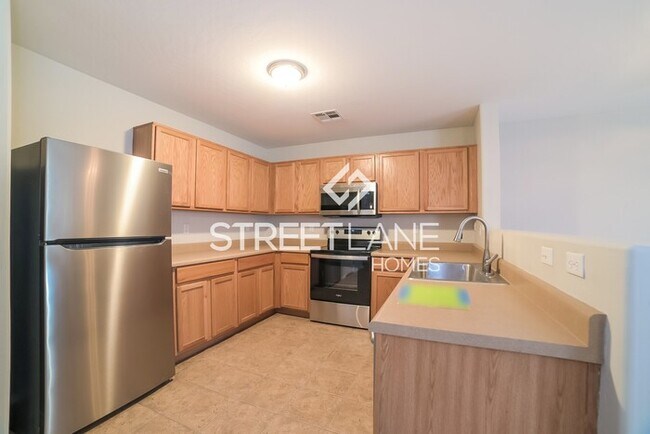 Foto del edificio - REDUCED! - NOW OFFERING FIRST FULL MONTH F...