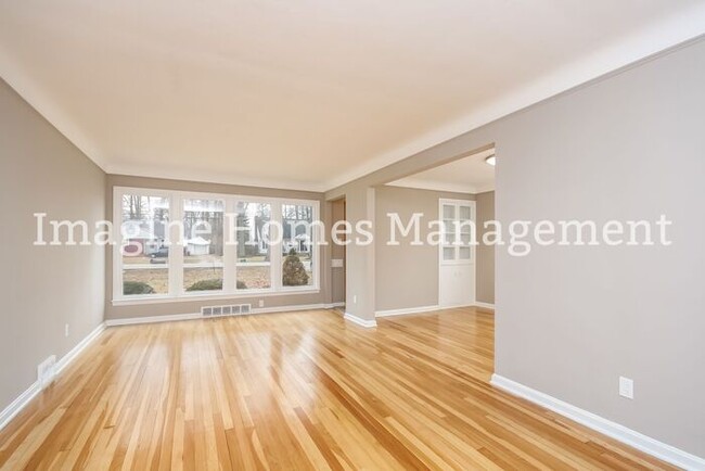 Foto del edificio - 24302 Westwood Road