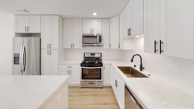 Building Photo - 4BD/2BA on West Falls!