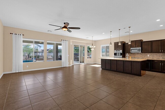 Foto del edificio - Stunning Single-Level Home with Pool, Outd...